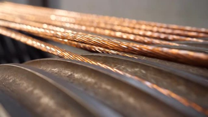 生产铜缆。带铜线的旋转轴。