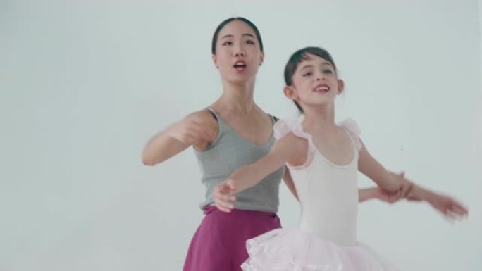 年轻的芭蕾舞演员和她的教练一起练习芭蕾舞