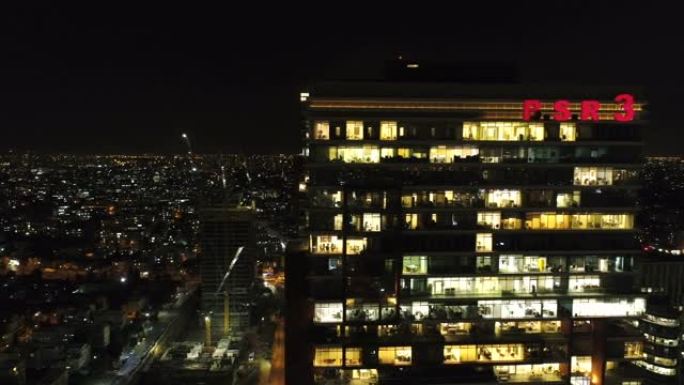 空中无人机在夜间在大都会城市景观和摩天大楼上拍摄