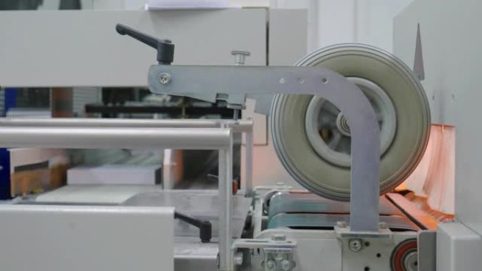 造纸生产线中的工业机器人。经营生产线机器在工作。