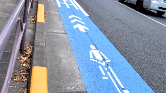 日本东京路边的自行车车道