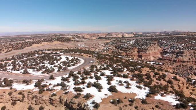 犹他州南部Moaba附近红岩砂岩崎Desert沙漠峡谷冬季场景的无人机镜头