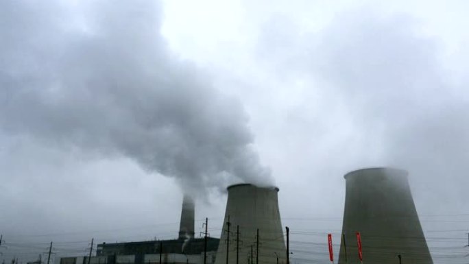 热站工业吸烟管道污染空气。向大气中排放有害物质。