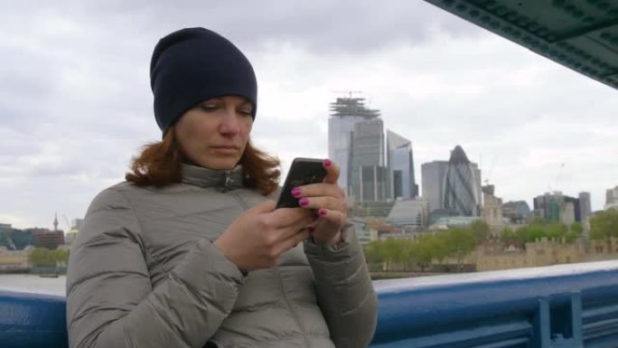 女孩游客在英国伦敦看电话