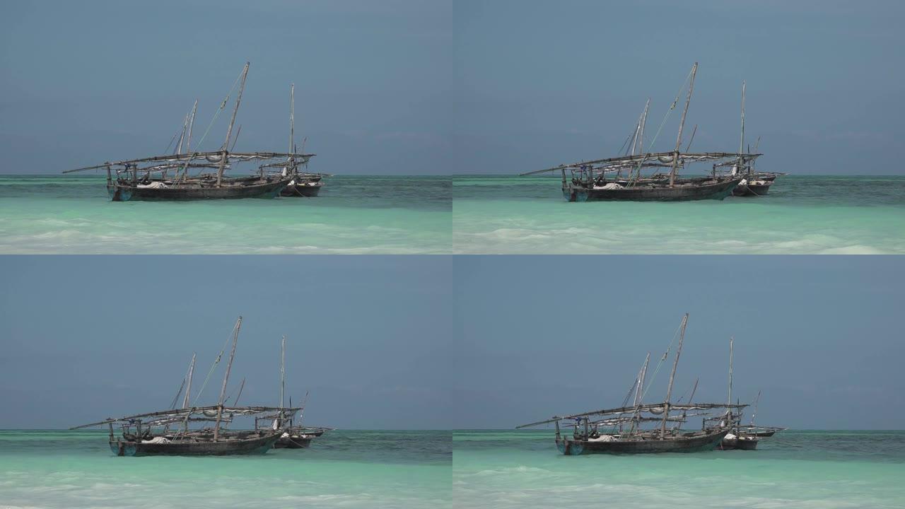 岸边的Dhow渔船。坦桑尼亚桑给巴尔岛。印度洋。