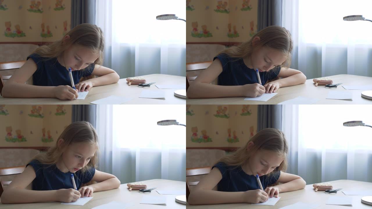 十几岁的女孩在窗户背景的桌子上用笔在纸上写字。女学生用钢笔在家庭办公室的桌子上的方格纸上写字。