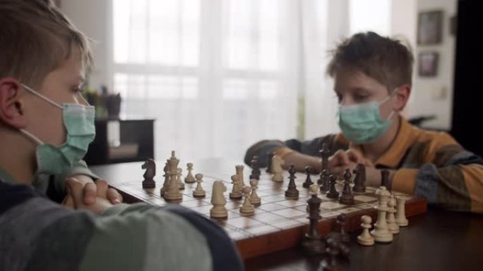 小男孩在病毒爆发时一起下棋