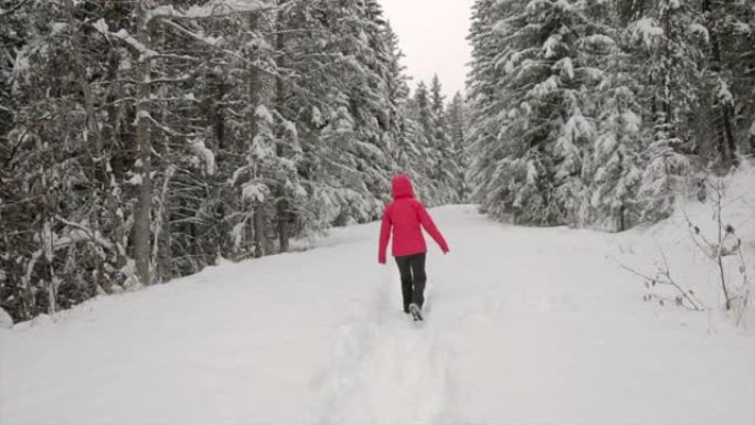 在白雪皑皑的森林中奔跑的女人