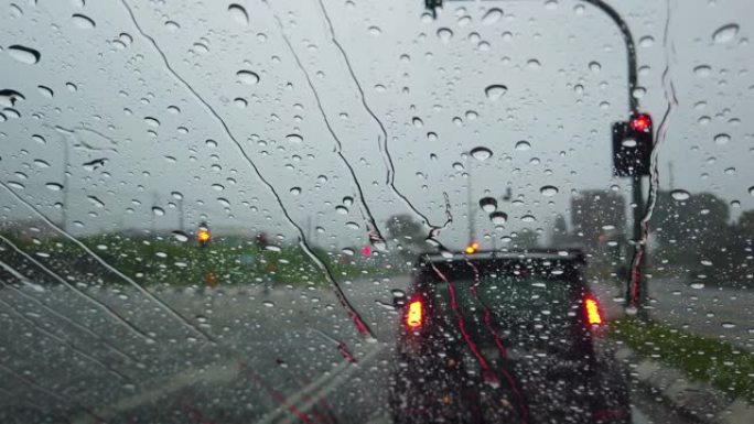 雨滴落在汽车挡风玻璃上