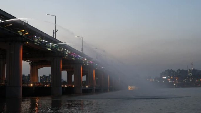 首尔黄昏的半浦大桥灯光和水秀