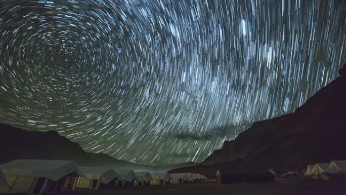 在印度Sarchu附近的印度一侧喜马拉雅山上方拖曳的星星