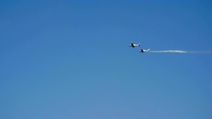 四架飞机在蓝天的背景上飞行。4K