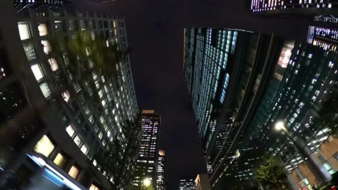 晚上开车穿过城市高楼大厦夜景穿梭
