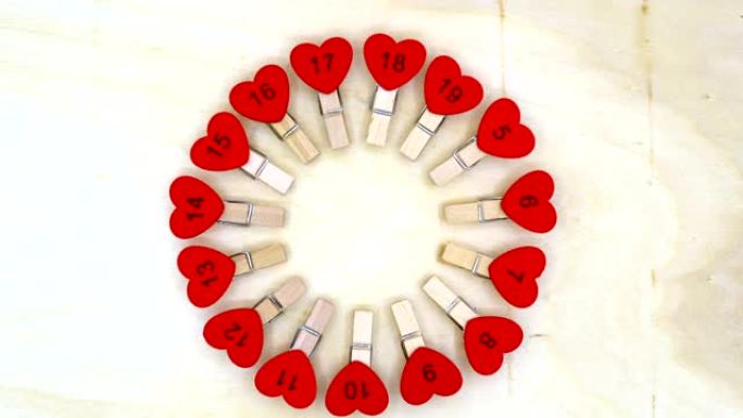 情人节的爱，激情和关怀，红色数字的形状的心脏旋转在木制背景上。2月14日庆祝，神奇的一天，浪漫的气氛