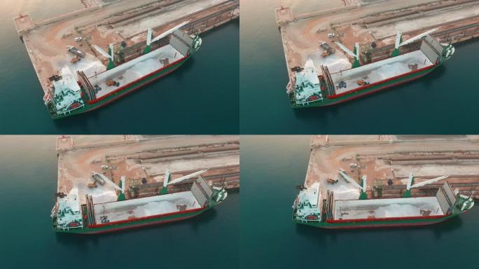鸟瞰图。散货船在港口卸货