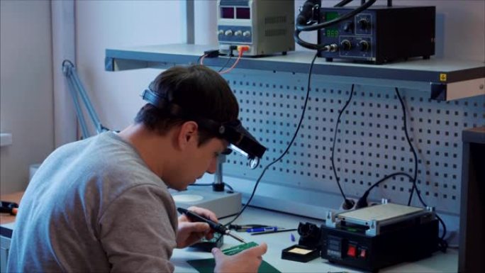 工程师正在电板上焊接电子元件，为诊断和维修做准备。