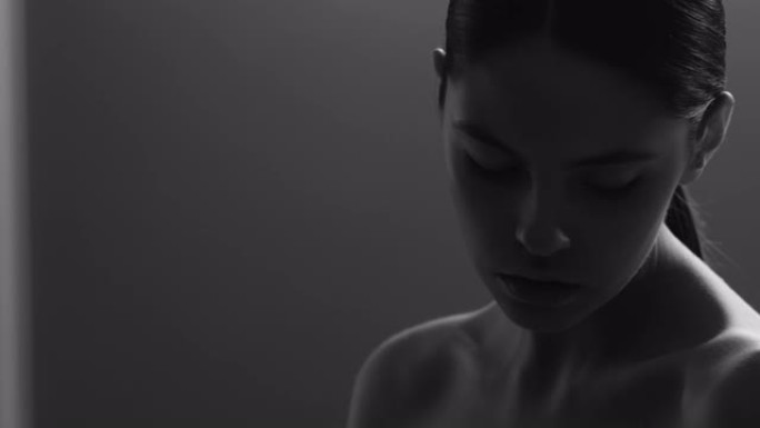 美女脸特写工作室。时尚视频。慢动作。4K 30fps ProRes 4444