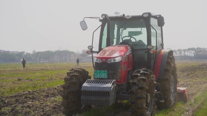 无人驾驶自动驾驶拖拉机耕地现代农业