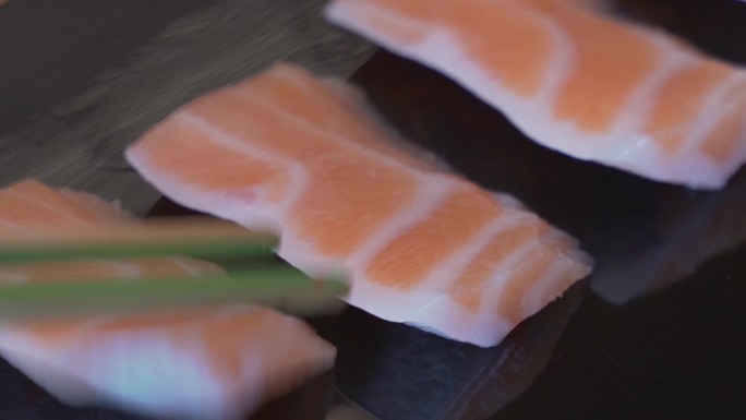 日式料理新鲜三文鱼鲑鱼切片生鱼片
