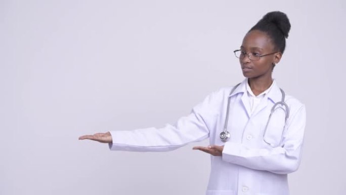 年轻美丽的非洲女性医生