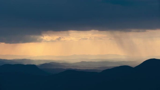 山上多雨的云流。时间流逝