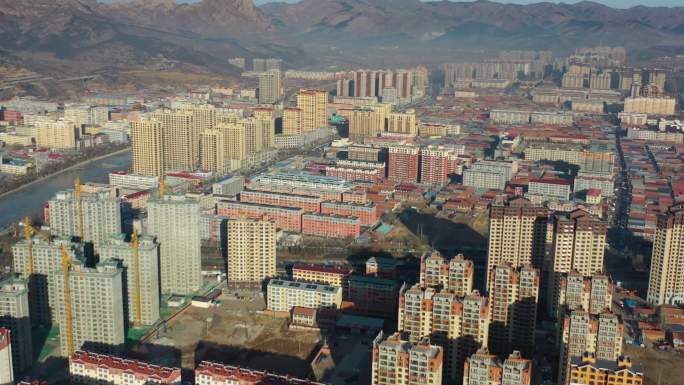 航拍县城北方日出后的城镇