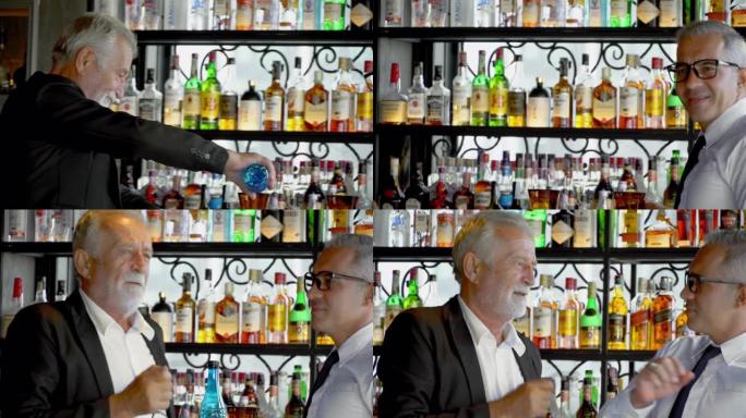 两名高级商人在酒吧喝饮料和讨论祝贺成功，商务老人在派对上快乐有趣地喝啤酒，与伙伴一起放松友谊。