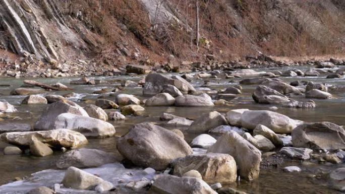 流淌着石头巨石和石头急流的野山河。慢动作