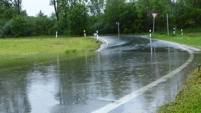 雨中淹没的道路