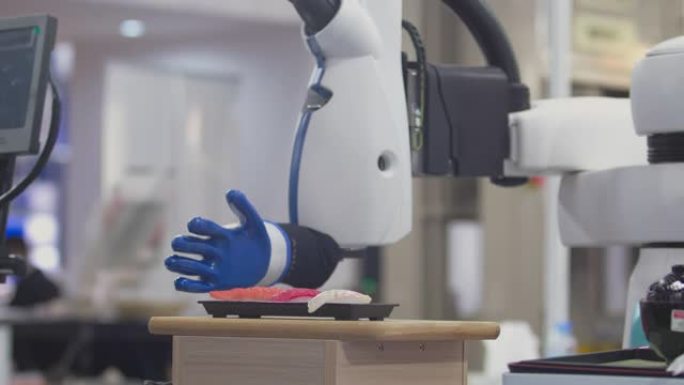 男性工程师目前使用maid机械臂虚拟人。