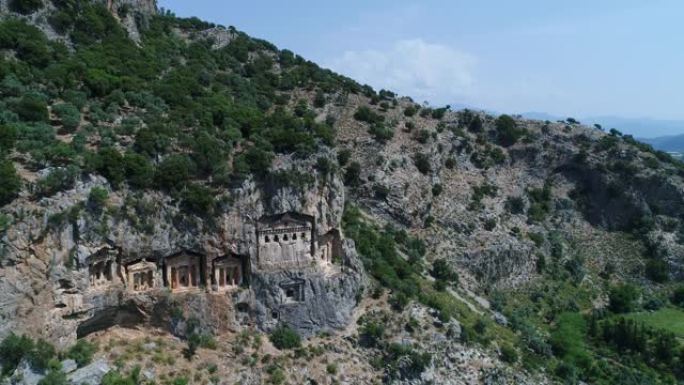 土耳其达利扬古利西亚六座岩石切割墓的航拍画面。
