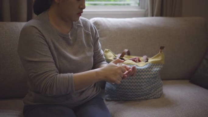 使用酒精喷雾洗手液的女性