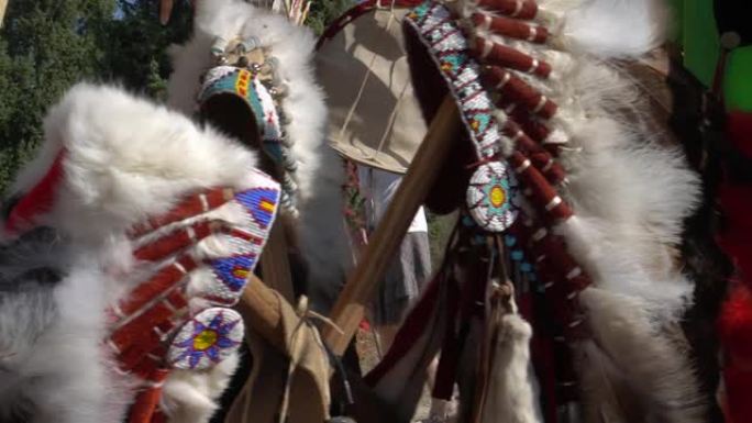 正宗的印度工艺。Warbonnets (或战争帽) 是令人印象深刻的羽毛头饰。美洲原住民族群