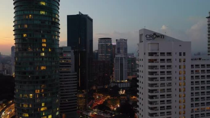 吉隆坡城市黄昏照明市区在交通街上飞行空中全景4k马来西亚