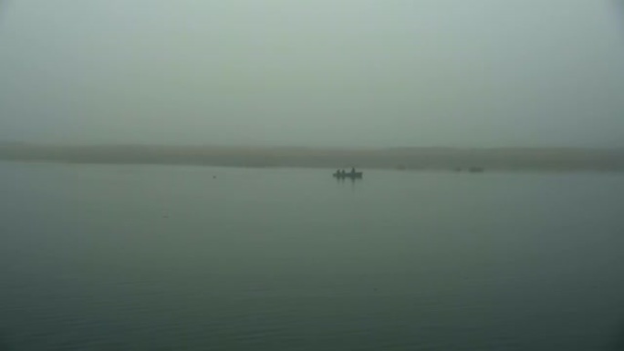 秋雾中有渔民的船