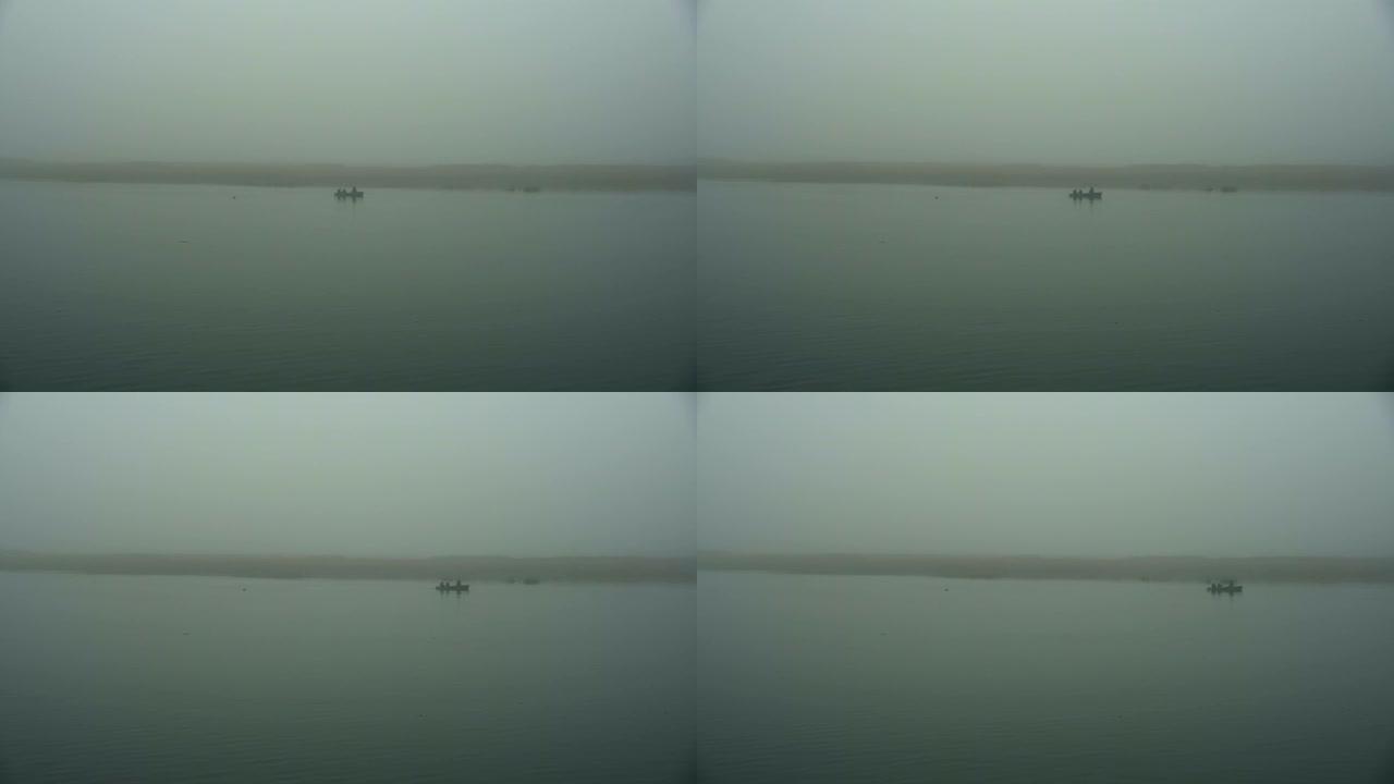 秋雾中有渔民的船
