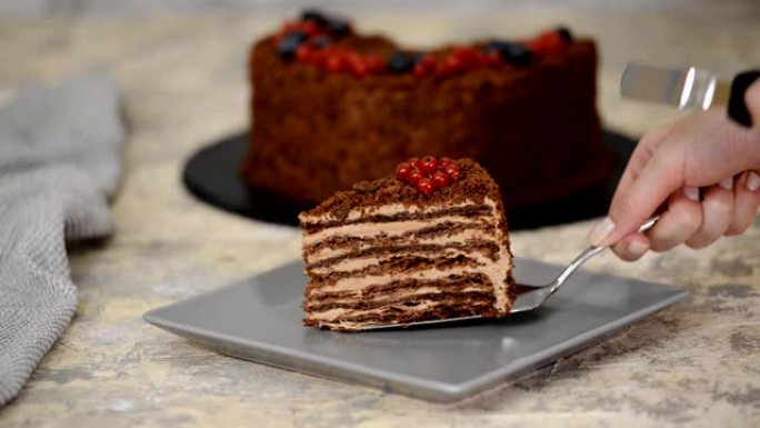 法国巧克力拿破仑蛋糕的酥皮糕点与浆果在盘子特写。