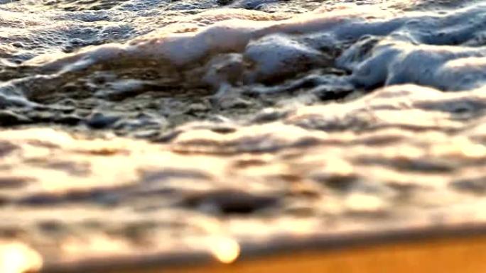 日落慢动作中的海滩波浪飞溅宏观