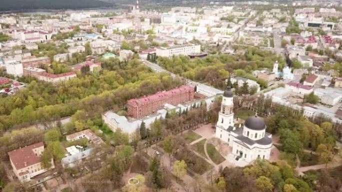 俄罗斯小镇卡卢加州俯瞰圣三一大教堂的黑色圆顶