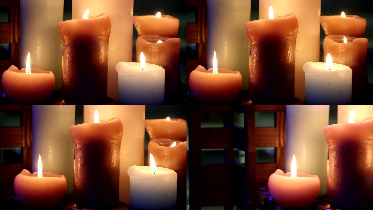 各种蜡烛在黑暗中燃烧全景视频