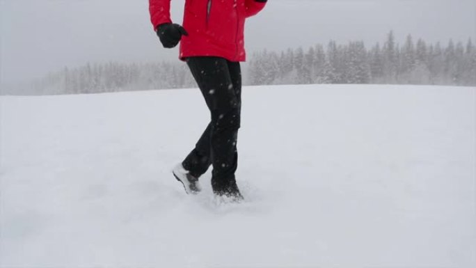 雪天里奔跑的亚洲女子