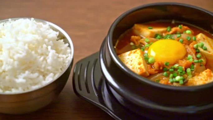 '泡菜Jjigae' 或软豆腐泡菜汤或韩国泡菜炖煮-韩国食品传统风味