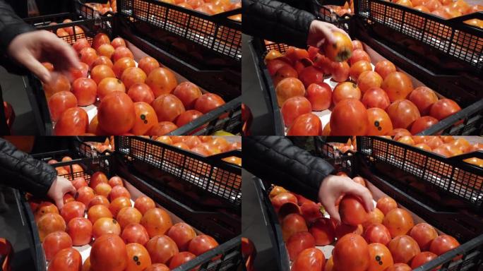 买家在商店里选择柿子。