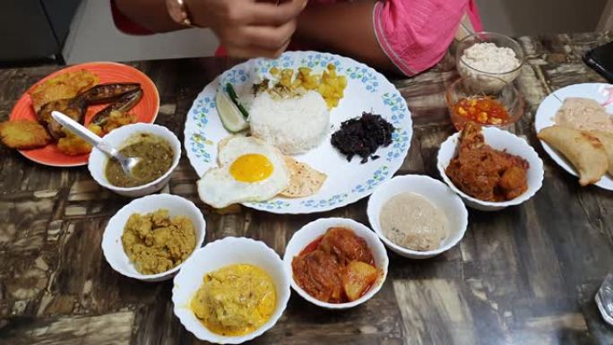 印度餐，大盘子里有鸡蛋蔬菜和不同类型的甜点，婴儿洗澡时会吃的小菜