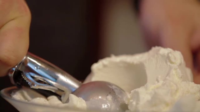 在碗里舀冰淇淋的特写镜头。食品概念。