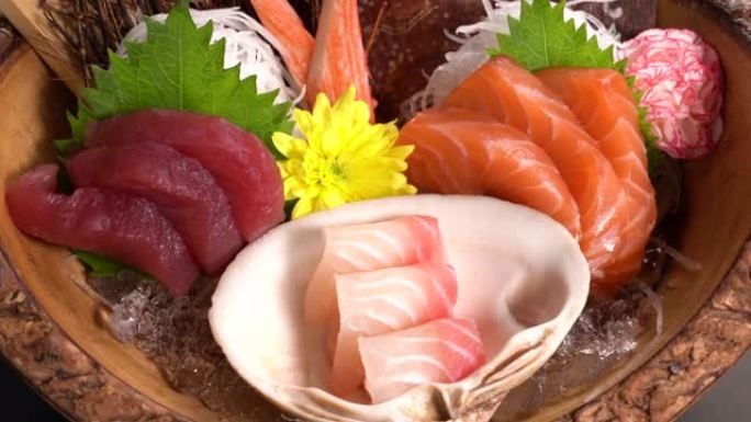 日本食物生鱼片将晚餐放在转盘上。
