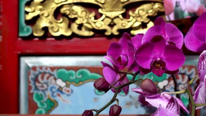亚洲寺庙祭祀用的花。模糊的背景是朝拜者经过。