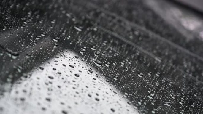 关闭外面下雨的慢动作。水坑里的雨滴断了。雨水在车窗背景上滴水。