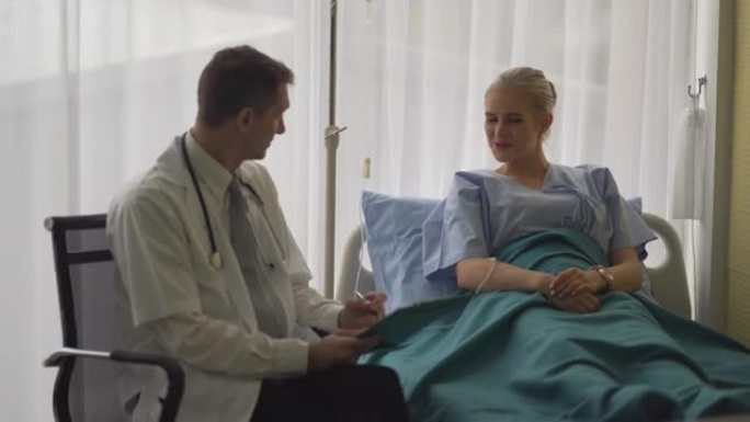 医生在床上与女病人讨论一些事情