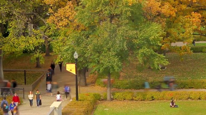 明尼苏达大学校园学生的秋季时光倒流